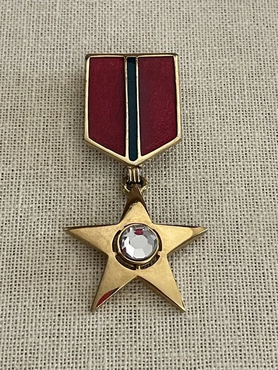 Sparkling Star Charm Pin - Picture 1 of 7